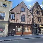 Le Villandry Beautiful Air-Conditioned Apartment In A Typical Building Of